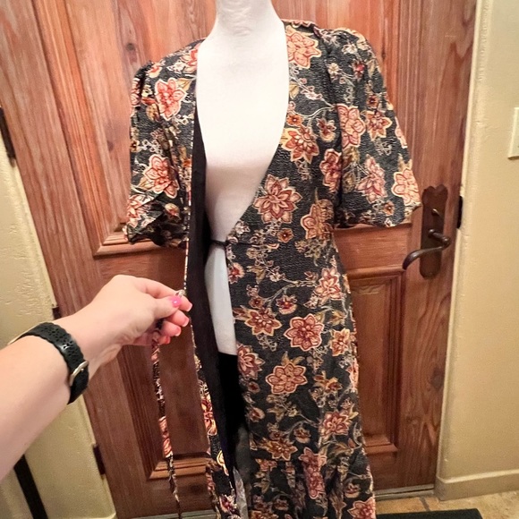 NWT MINK PINK FLORAL WRAP AROUND DRESS PUFF SLEEVE - Picture 15 of 16